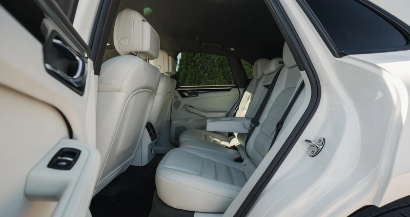 Porsche Macan cena 159990 przebieg: 139900, rok produkcji 2017 z Przedbórz małe 781